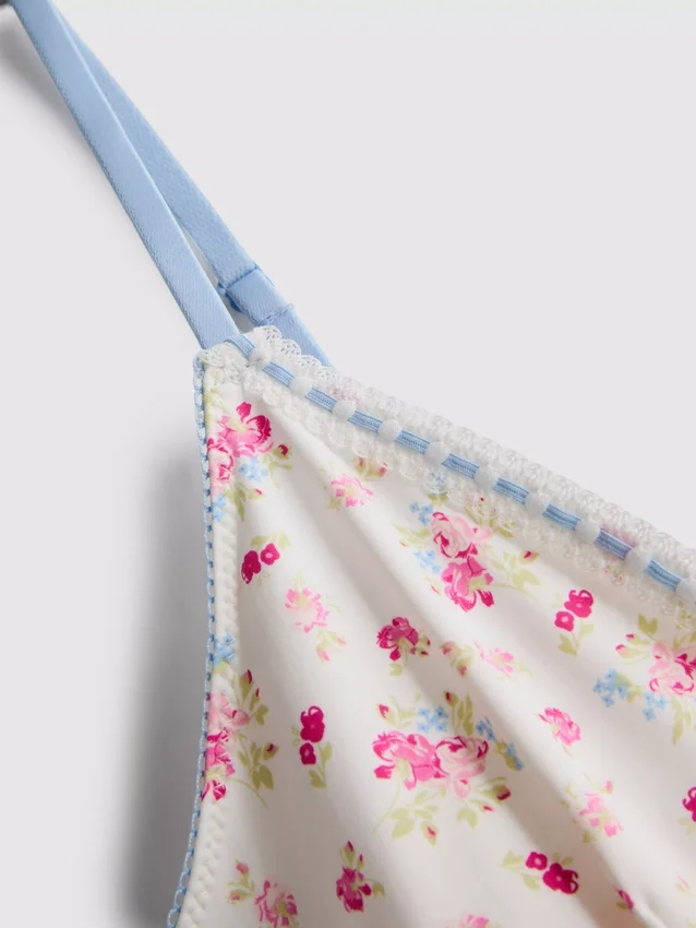 Pysjamassett med tettsittende cami og shorts