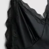 Pysjamassett med tettsittende cami og shorts