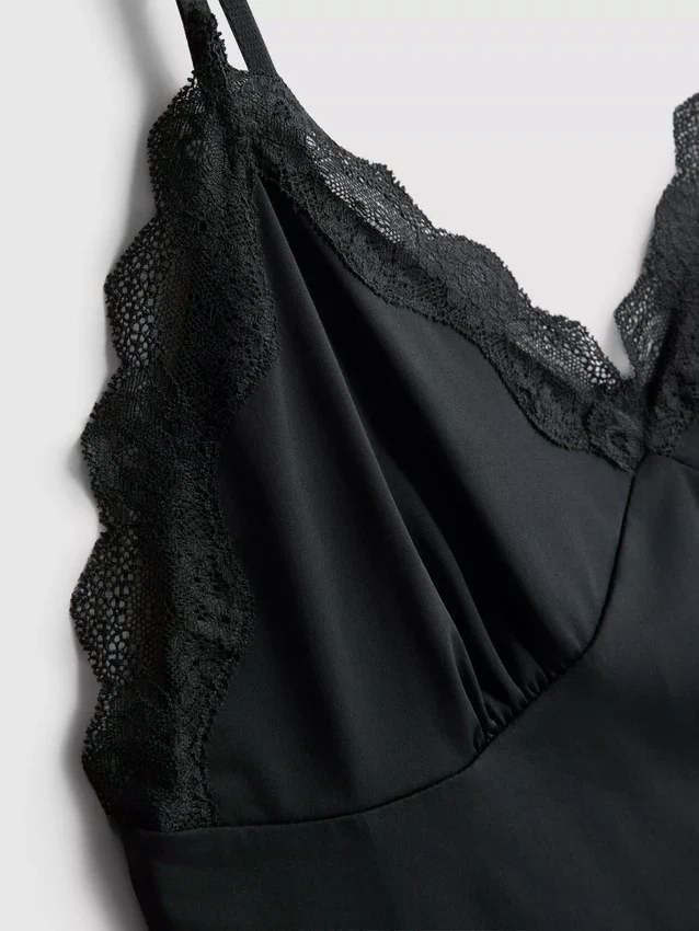Pysjamassett med tettsittende cami og shorts