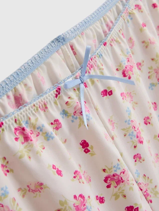 Pysjamassett med tettsittende cami og shorts