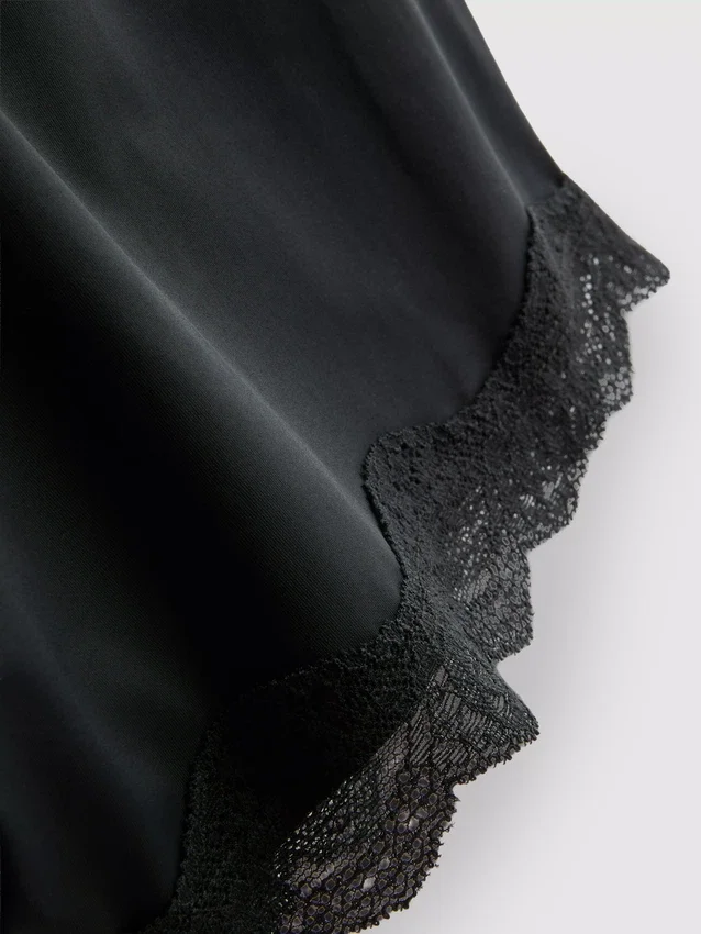 Pysjamassett med tettsittende cami og shorts