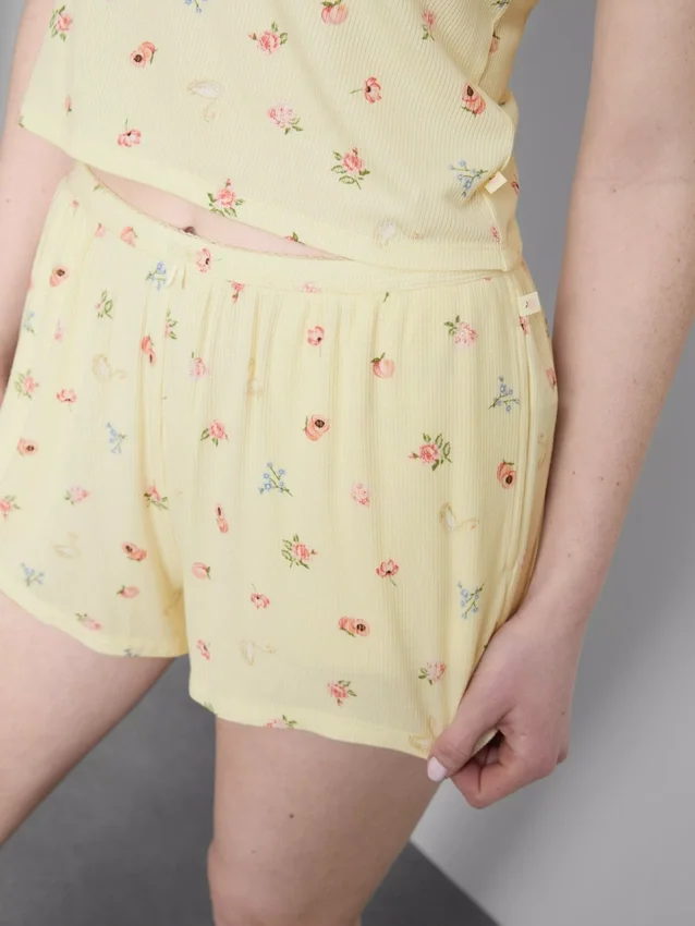 Ribbede pysjamaser med blomstertrykk