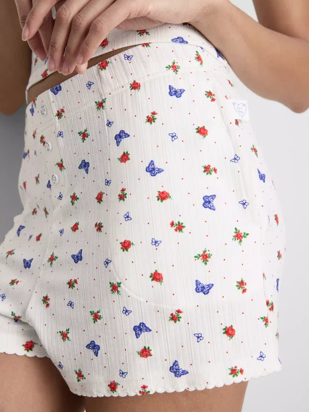 Ribbede pysjamaser med sommerfuglemotiv
