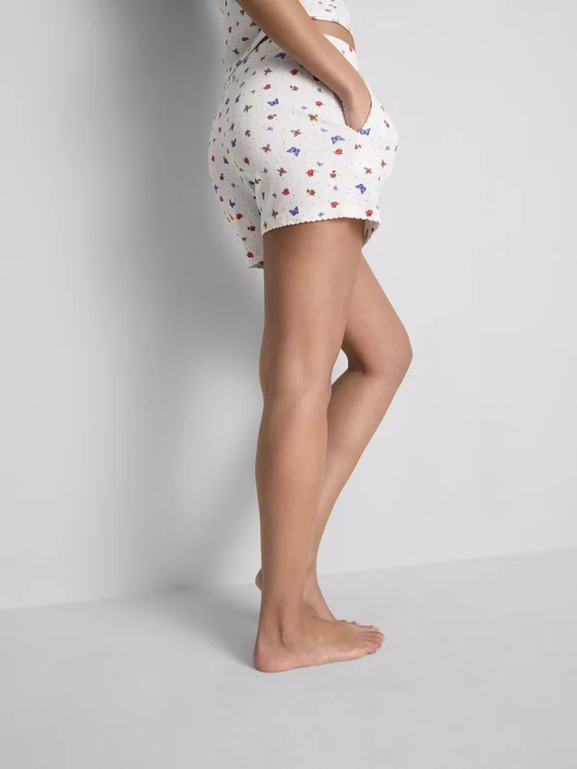 Ribbede pysjamaser med sommerfuglemotiv