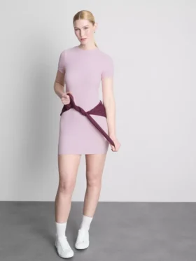 Ribbet bodycon-minikjole i T-skjorte-stil