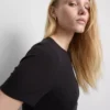 Ribbet bodycon-minikjole i T-skjorte-stil