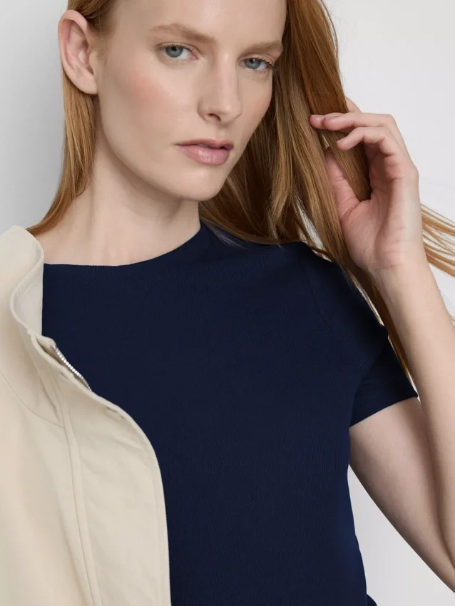 Ribbet bodycon-minikjole i T-skjorte-stil