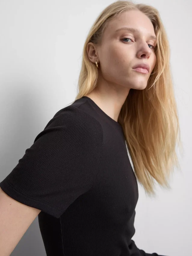 Ribbet bodycon-minikjole i T-skjorte-stil