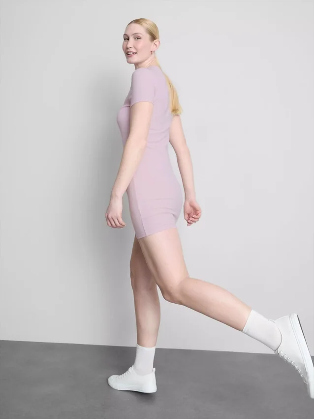 Ribbet bodycon-minikjole i T-skjorte-stil