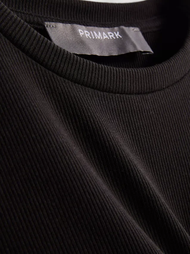 Ribbet bodycon-minikjole i T-skjorte-stil