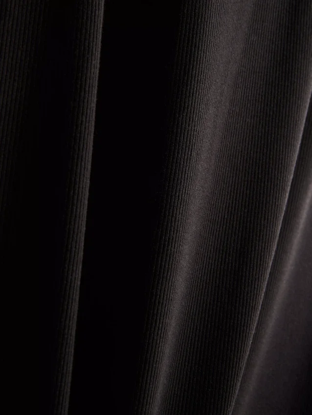 Ribbet bodycon-minikjole i T-skjorte-stil