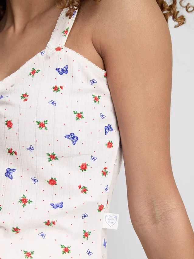 Ribbet pysjamaser-cami med sommerfuglemotiv