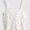 Ribbet pysjamaser-cami med sommerfuglemotiv