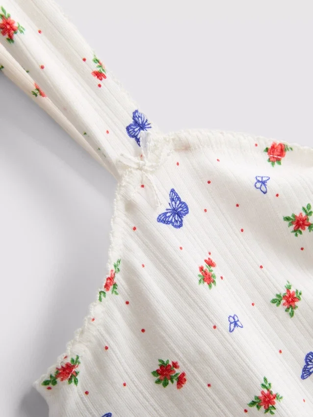 Ribbet pysjamaser-cami med sommerfuglemotiv