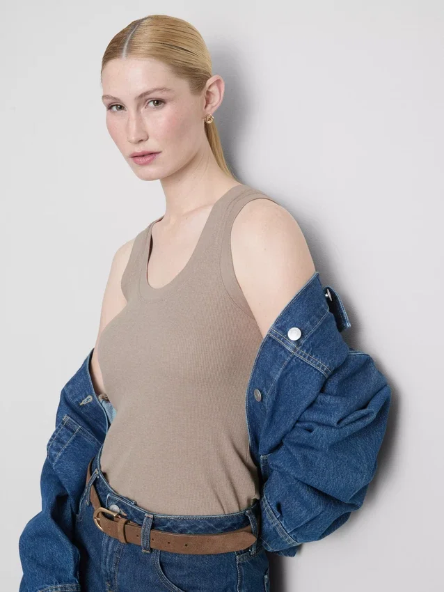 Ribbet tank-top i bomullsblanding