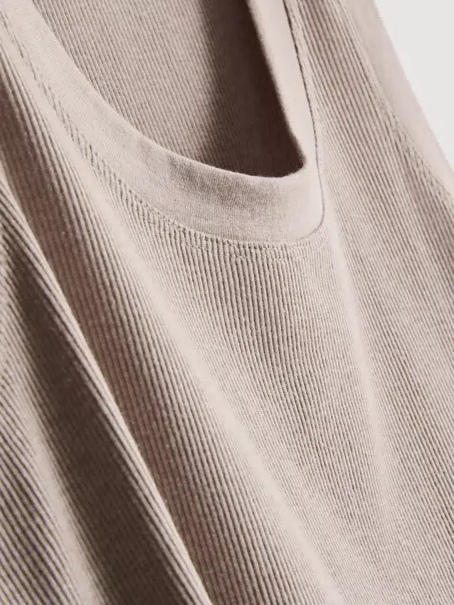 Ribbet tank-top i bomullsblanding