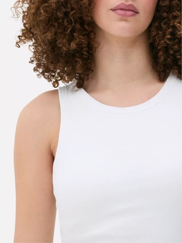 Ribbet tank-top med racerrygg