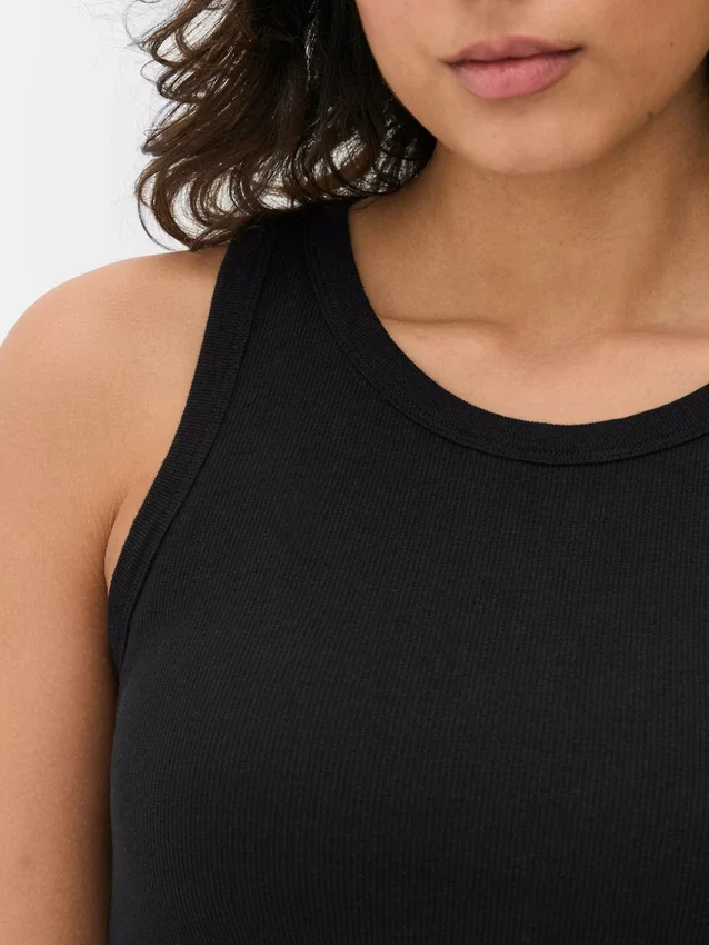 Ribbet tank-top med racerrygg
