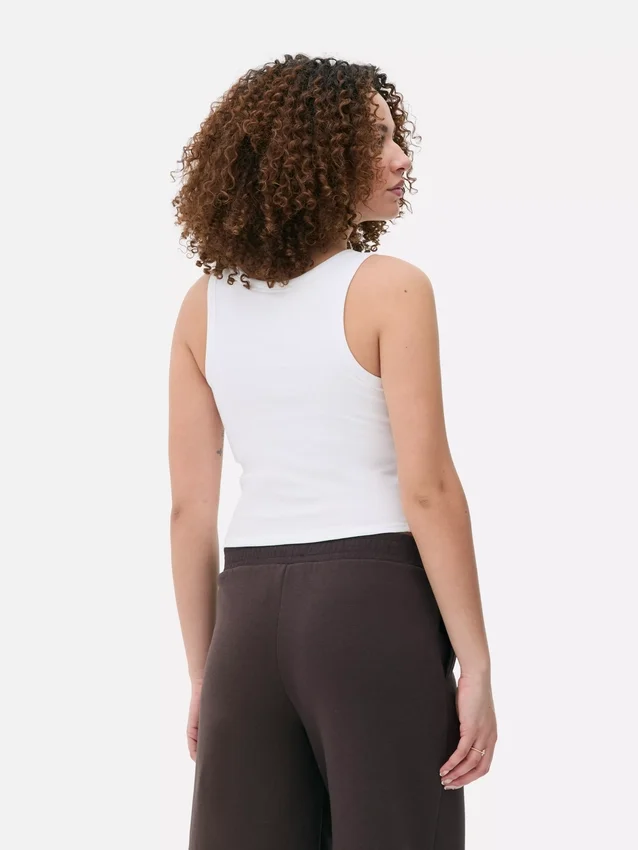 Ribbet tank-top med racerrygg