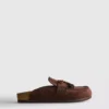Sandaler i imitert semsket skinn med dusker