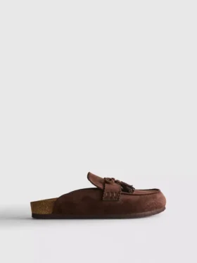 Sandaler i imitert semsket skinn med dusker
