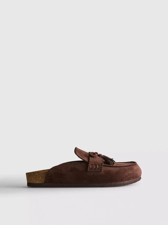Sandaler i imitert semsket skinn med dusker