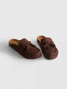 Sandaler i imitert semsket skinn med dusker
