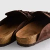 Sandaler i imitert semsket skinn med dusker