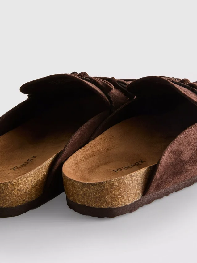 Sandaler i imitert semsket skinn med dusker