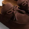 Sandaler i imitert semsket skinn med dusker