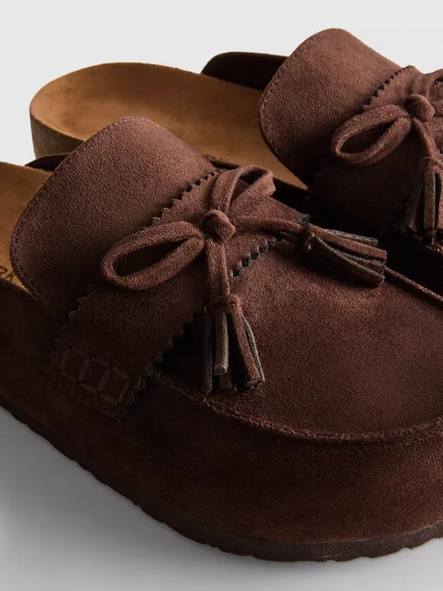 Sandaler i imitert semsket skinn med dusker