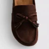 Sandaler i imitert semsket skinn med dusker