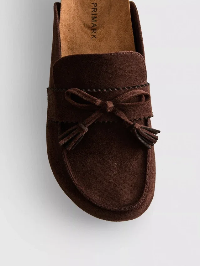 Sandaler i imitert semsket skinn med dusker