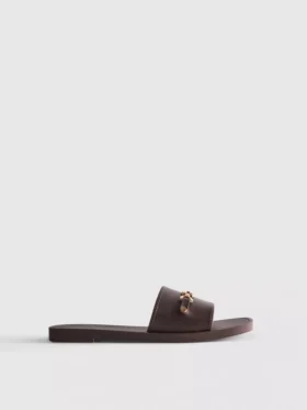 Sandaler i imitert skinn