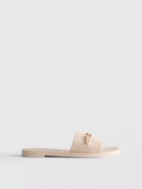 Sandaler i imitert skinn