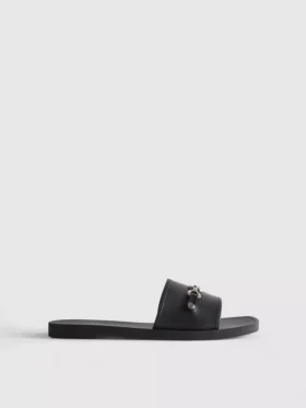 Sandaler i imitert skinn