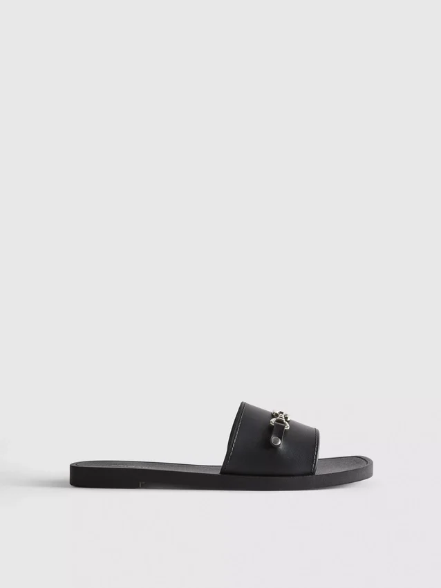 Sandaler i imitert skinn