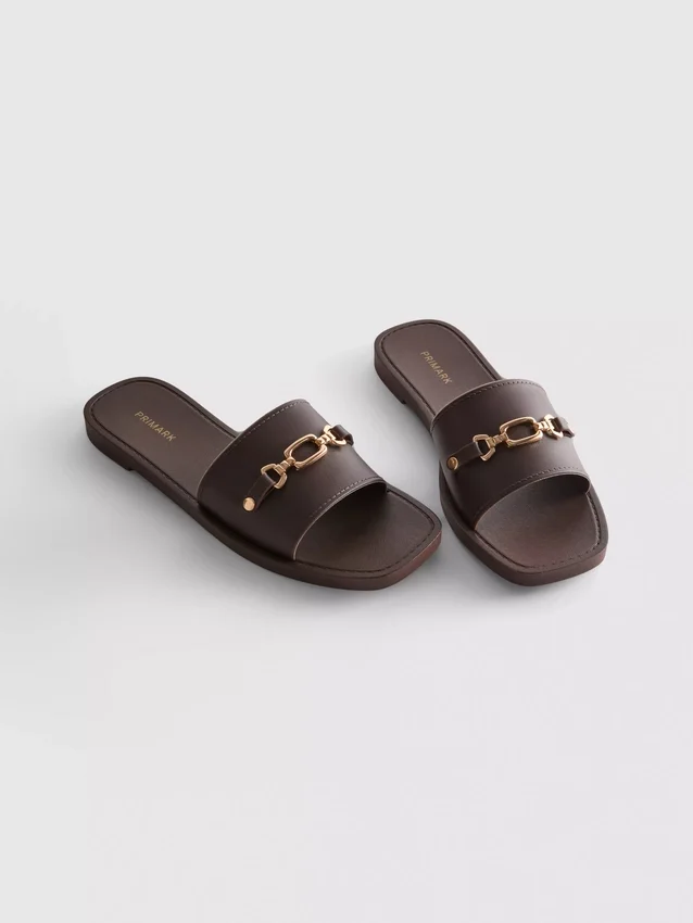 Sandaler i imitert skinn