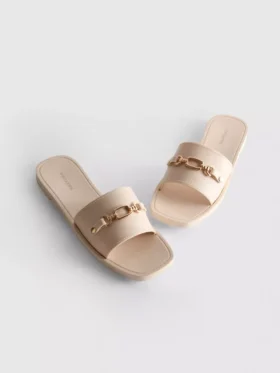 Sandaler i imitert skinn
