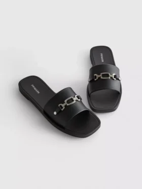 Sandaler i imitert skinn