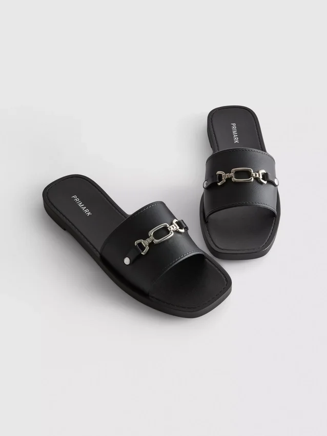 Sandaler i imitert skinn