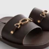 Sandaler i imitert skinn