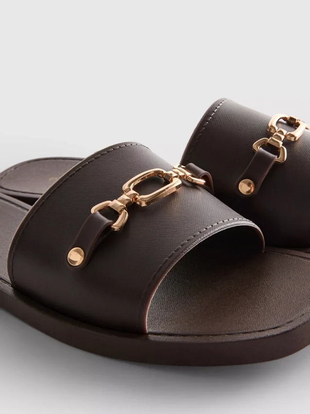 Sandaler i imitert skinn