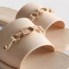 Sandaler i imitert skinn