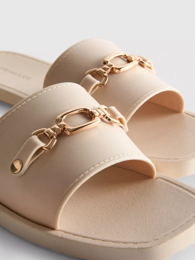 Sandaler i imitert skinn