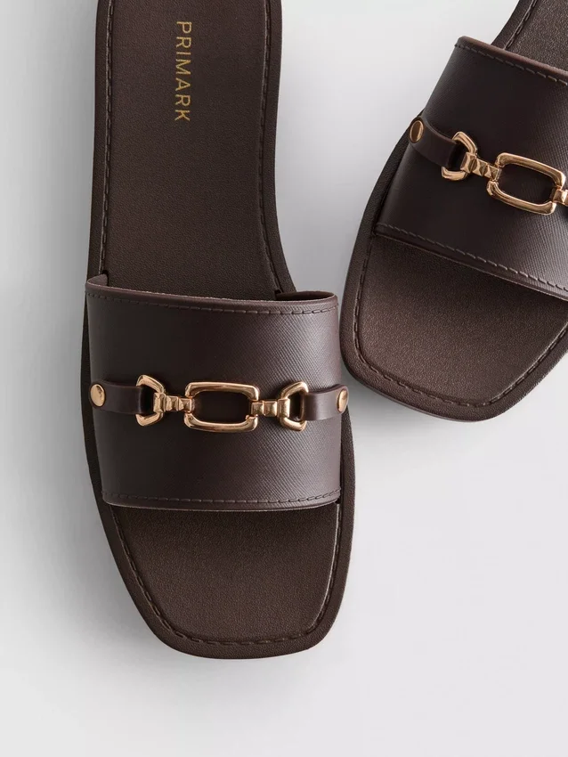 Sandaler i imitert skinn