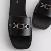 Sandaler i imitert skinn