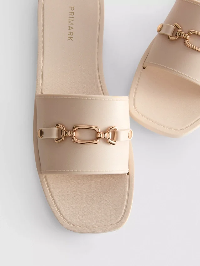 Sandaler i imitert skinn