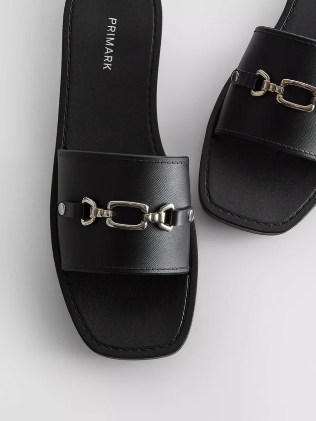Sandaler i imitert skinn