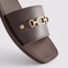 Sandaler i imitert skinn